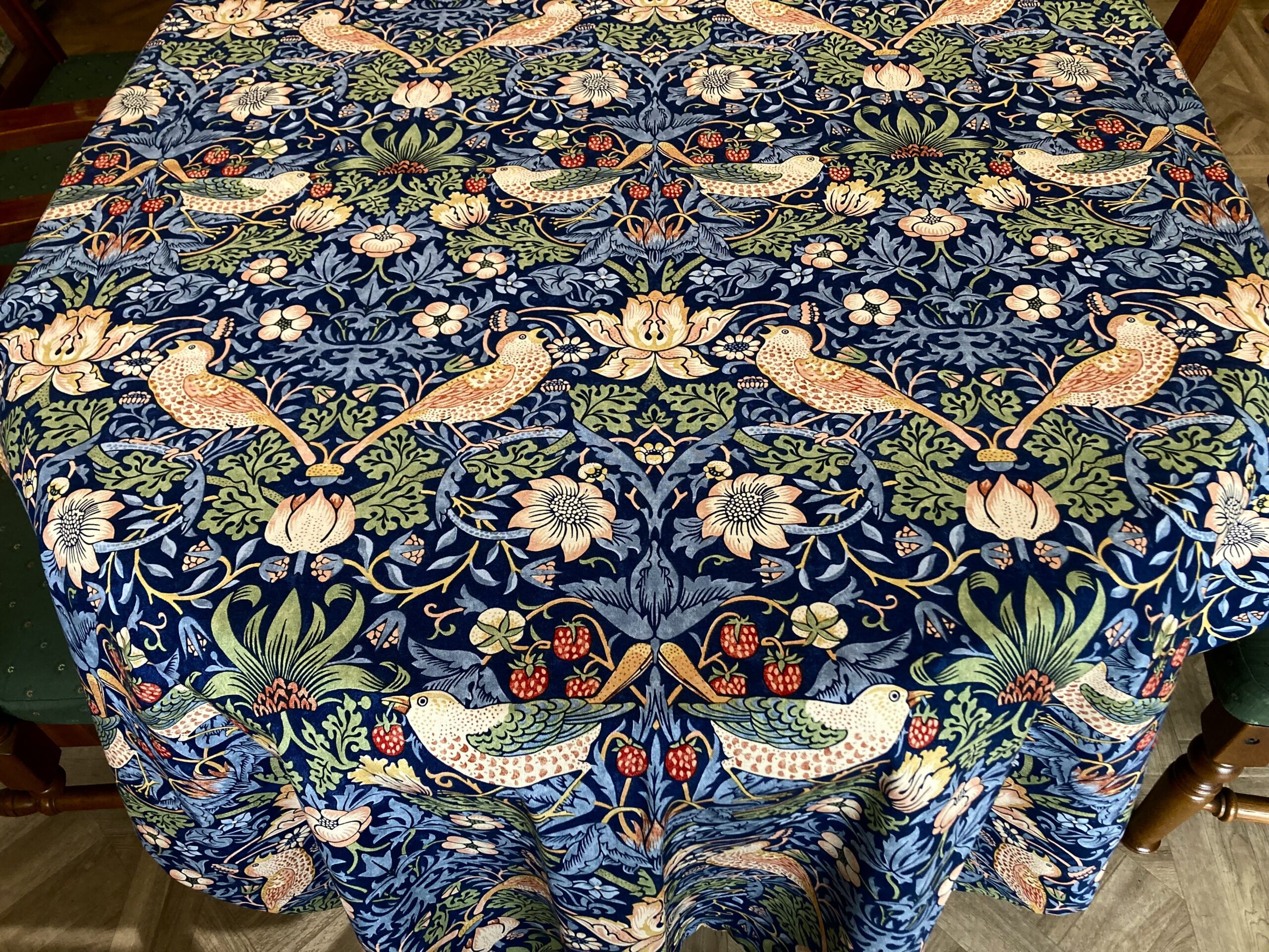 命が息づくモリスデザイン。眺めても飾っても美しい大型ビンテージ