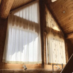 傾斜窓のカーテン